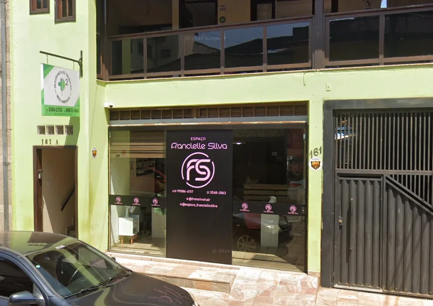 Fachada do Espaço Francielle Silva na Rua Bom Jesus, 161, com letreiro preto e monograma FS em rosa